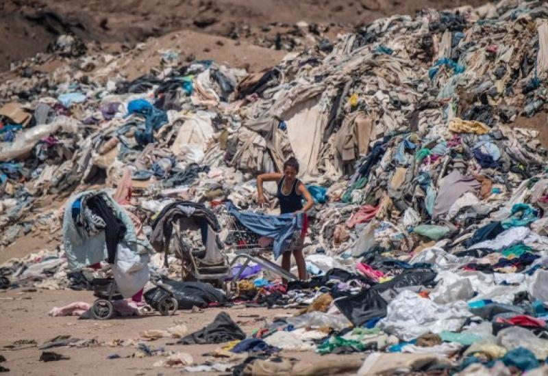 Deponija odjeće u pustinji Atacama - Modna industrija na prekretnici: Bolja radnička prava, zabrana uništavanja neprodane odjeće